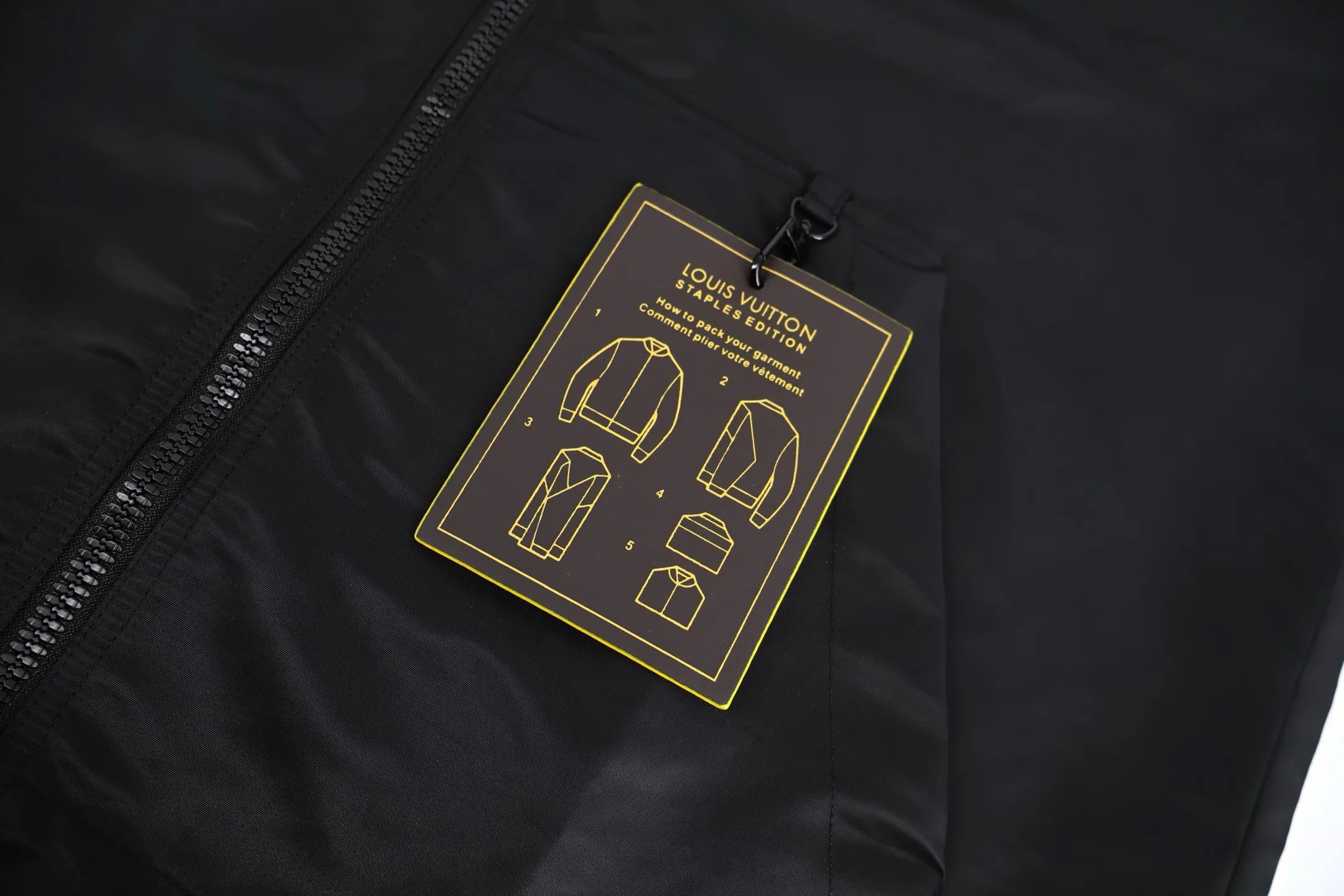 🅿️700 1v full-print double-sided windbreaker jacket (black). The original purchase was 22600. This fabric is custom-woven with 50D imported full-gloss nylon yarn jacquard machine with 0.2*0.2 plaid and original plate. 100 mercerized fabric is used inside, which is expensive. Jacquard alignment technology is used. There are 36 pieces of the whole garment. The sewing is very difficult. All hardware is fully molded and customized. All patterns in the garment are fully aligned. The inside uses very complicated back and forth stitching to completely match the original. Size:46-48-50-52